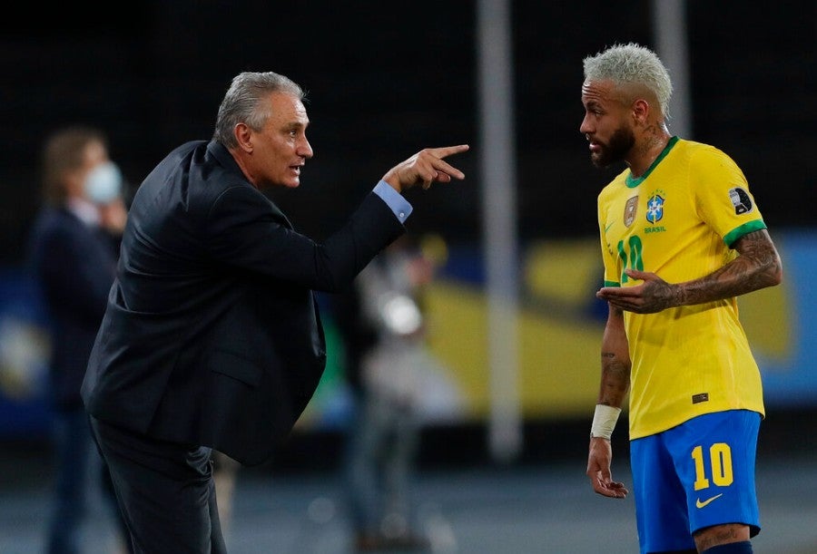 Neymar atendiendo una instrucción de Tite