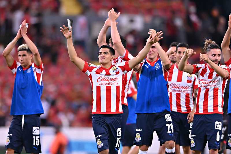 Chivas en festejo de gol