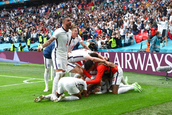 Los jugadores ingleses celebran el gol contra Alemania