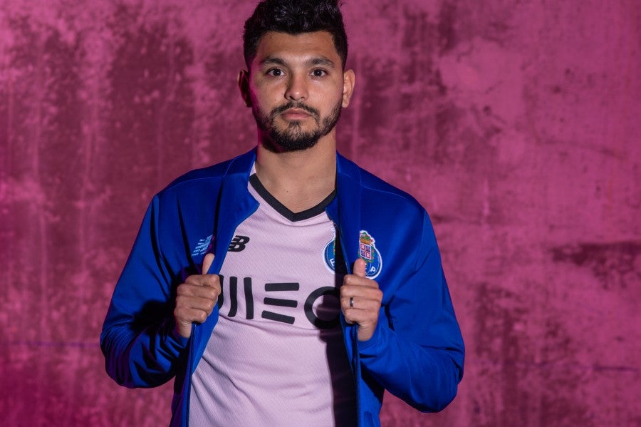 Tecatito Corona con el nuevo uniforme del Porto