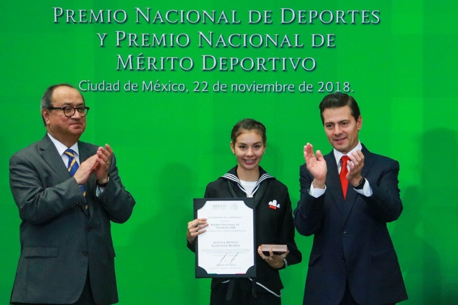 Alegna González recibiendo el Premio Nacional del Deporte en 2018