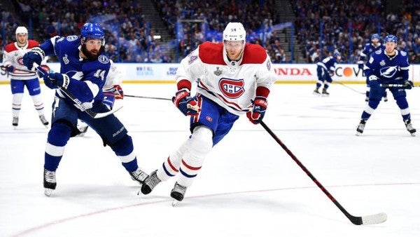 Montreal Canadiens en acción vs Tampa Bay Lightning