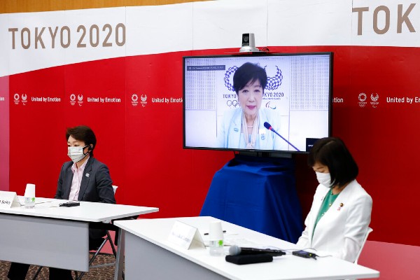 Yuriko Koike en transmisión durante conferencia sobre los Juegos Olímpicos