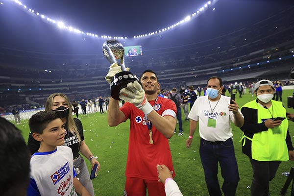 Jesús Corona con el trofeo de Campeón 