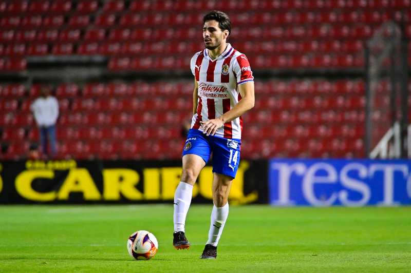 Antonio Briseño en partido con Chivas