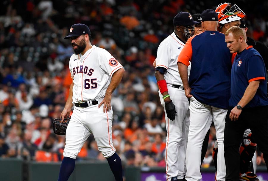 José Urquidy sale del juego ante Baltimore