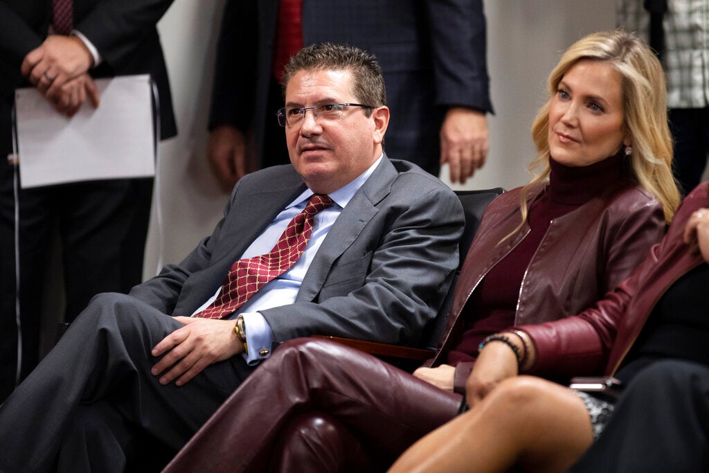 Dan Snyder, dueño de los Redskins, y su esposa Tanya, en una presentación