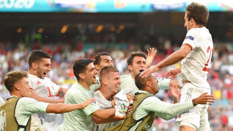 Oyarzabal celebra su gol en tiempo extra ante los croatas con sus compañeros 