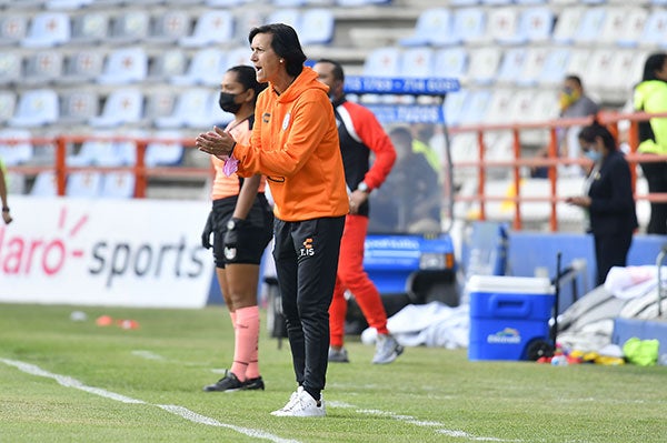  Toña Is en un partido con Pachuca 