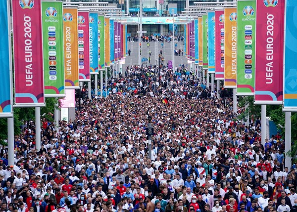 Aficionados ingleses afuera de Wembley