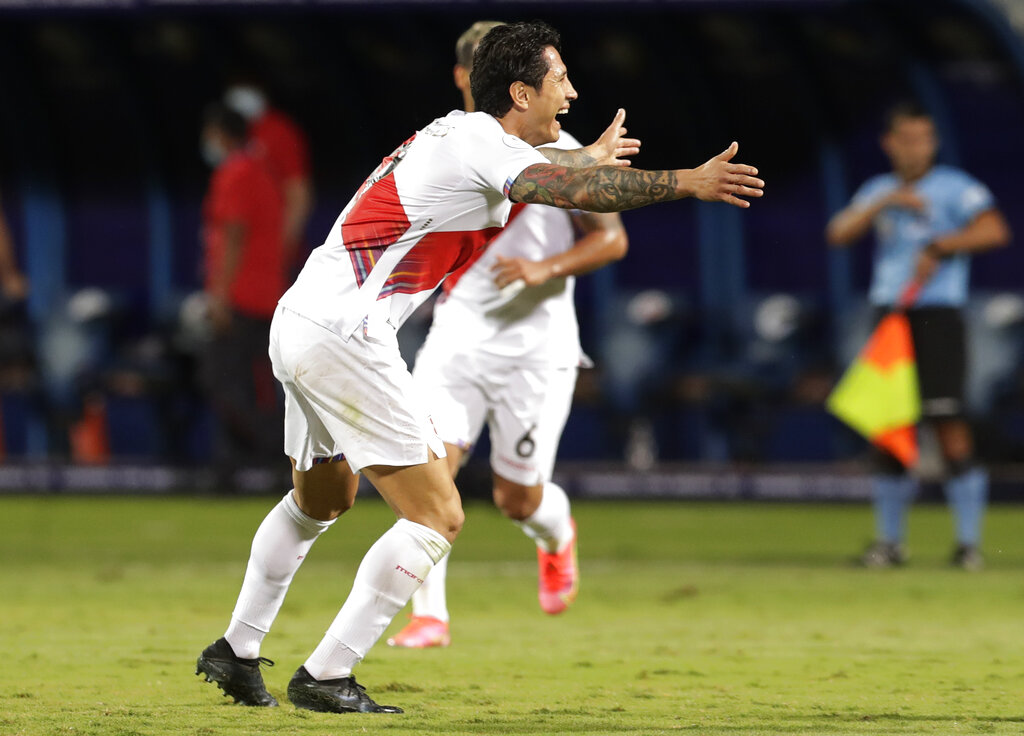 Lapadula festeja uno de sus goles con Perú