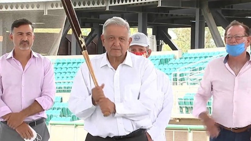 AMLO en la reinauguración del estadio de beisbol en Sonora