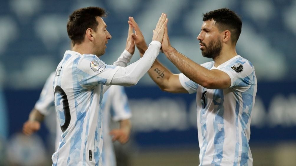 Messi y Agüero en un partido 