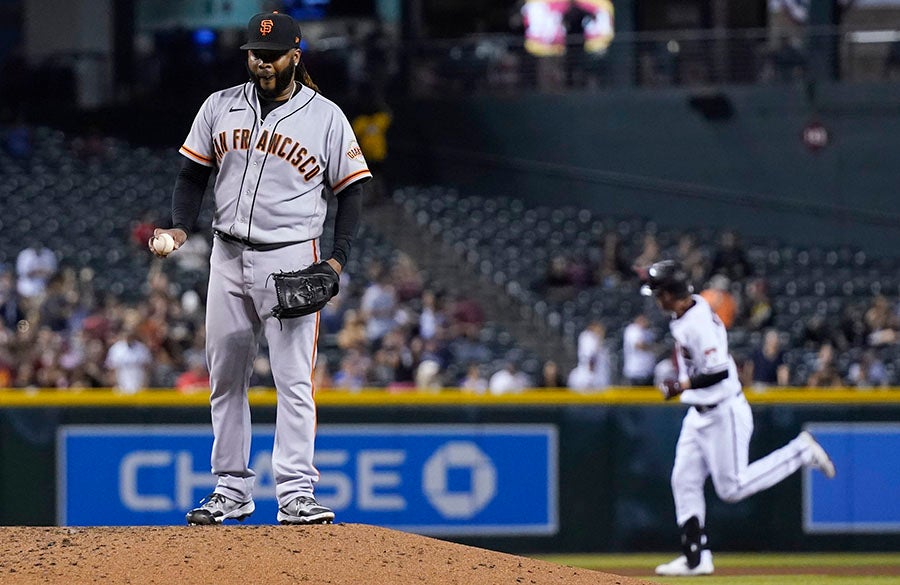 Josh Reddick recorre las bases ante Johnny Cueto