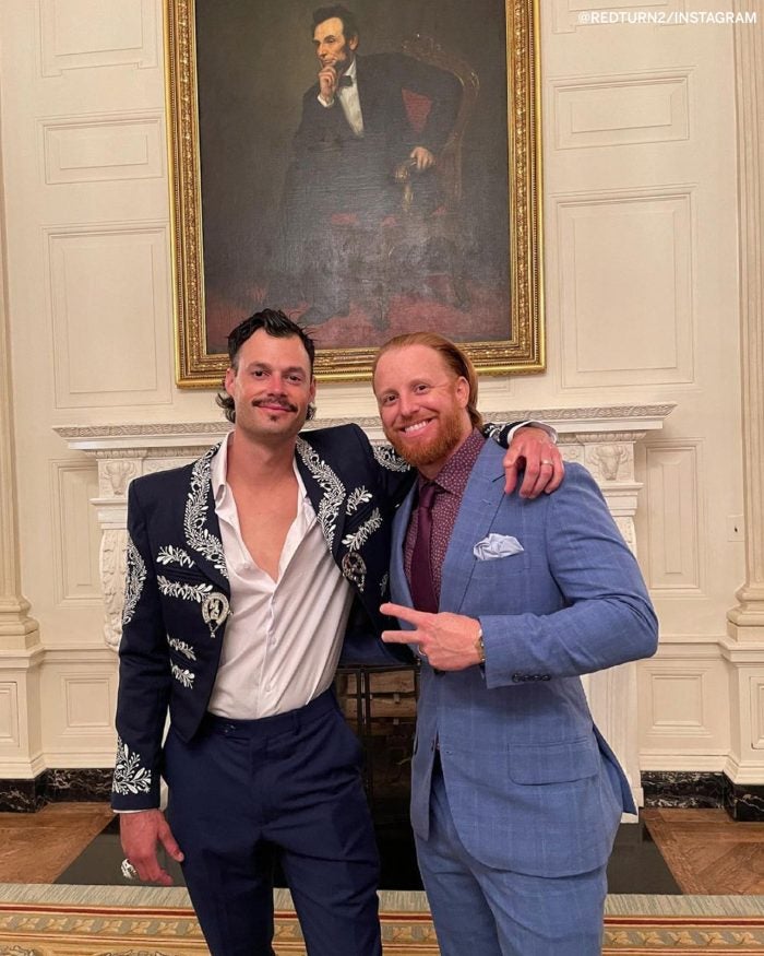 Joe Kelly con chaqueta de mariachi en la Casa Blanca