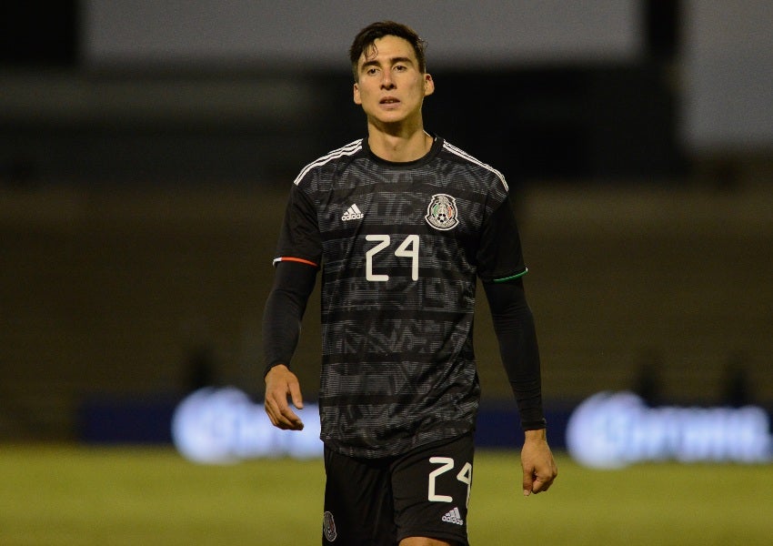 Adrián Mora en un partido con la Selección Mexicana