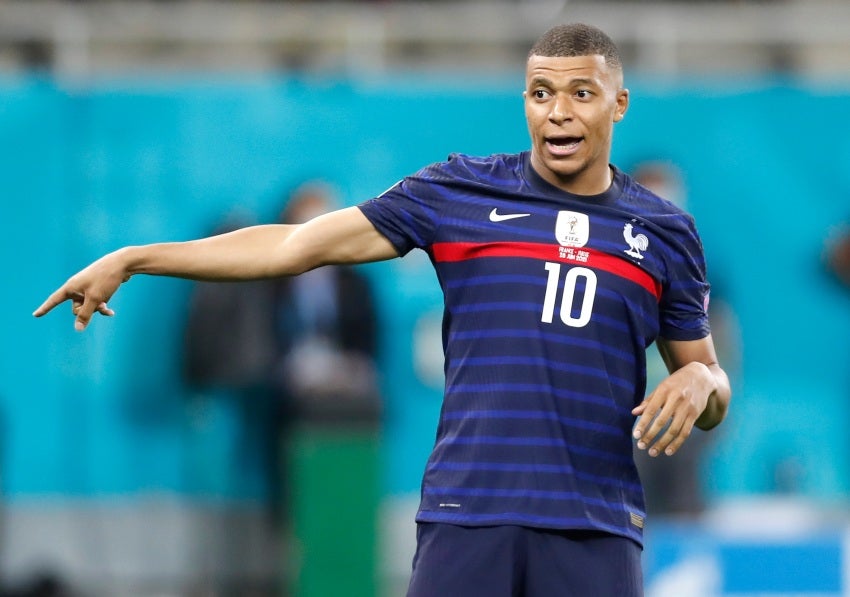 Mbappé en un juego de la Selección Francesa en la Euro 2020