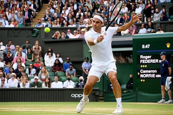 Roger Federer en acción en Wimbledon