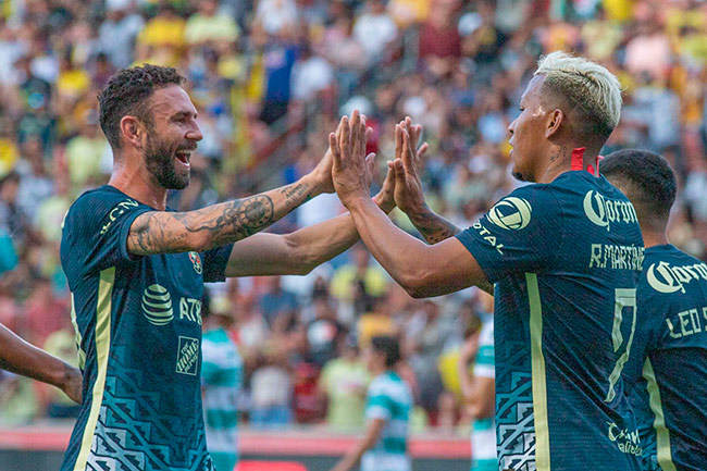 Layún felicita a Roger tras su gol ante Santos