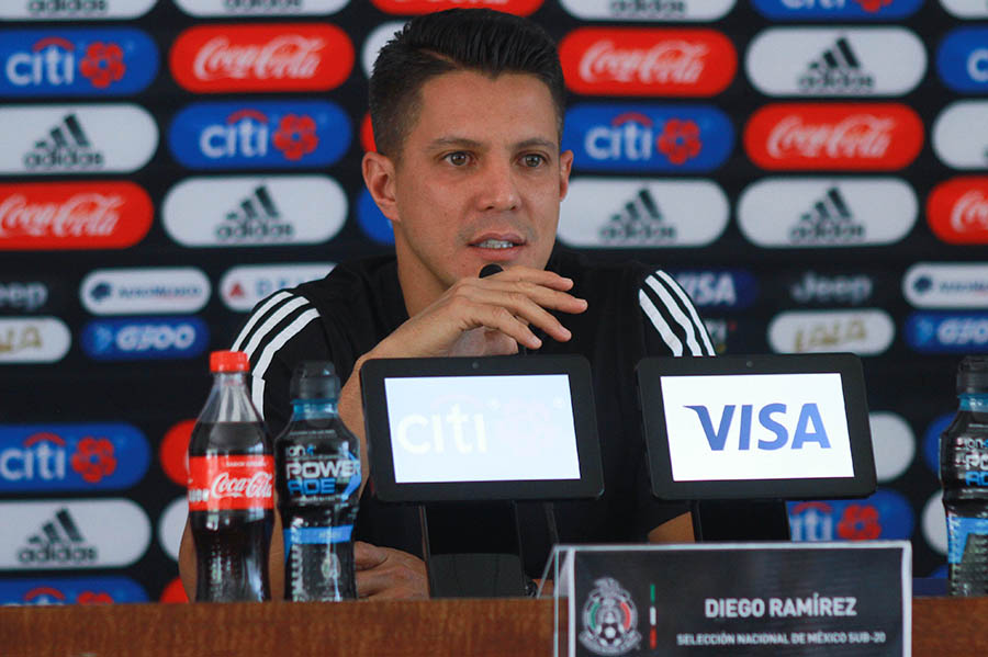 Ramírez en conferencia como DT de la Selección Mexicana Sub 20