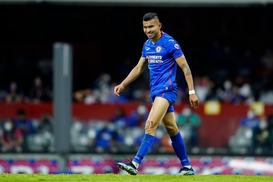 Orbelín Pineda durante un partido con Cruz Azul