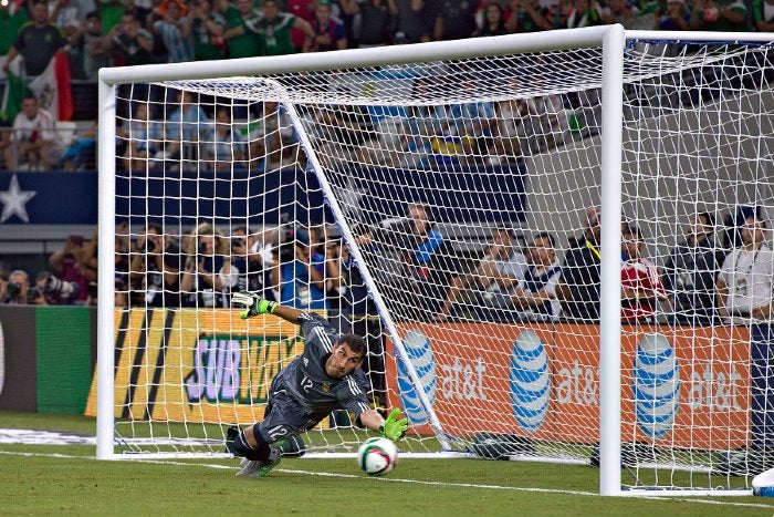 Nahuel Guzmán durante un partido con Argentina