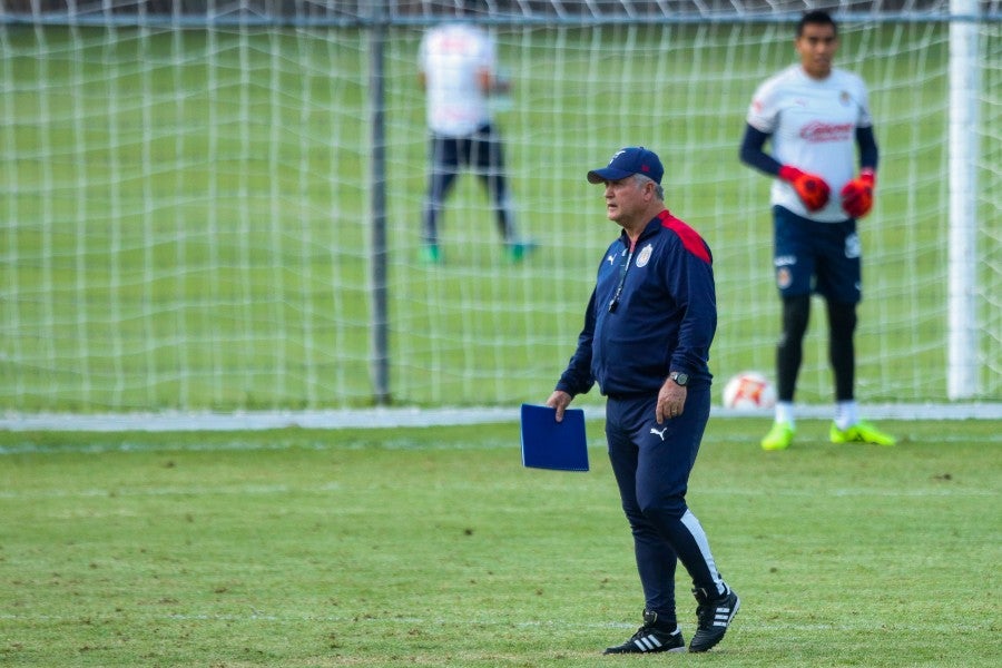 Vucetich durante un entrenamiento con Chivas