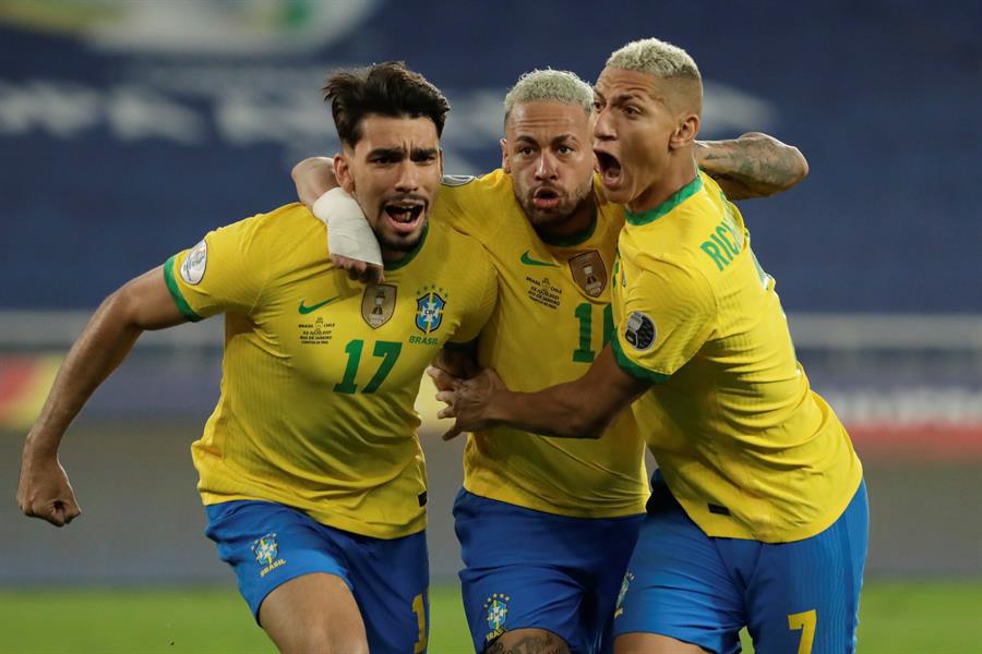 Neymar celebra un gol con sus compañeros