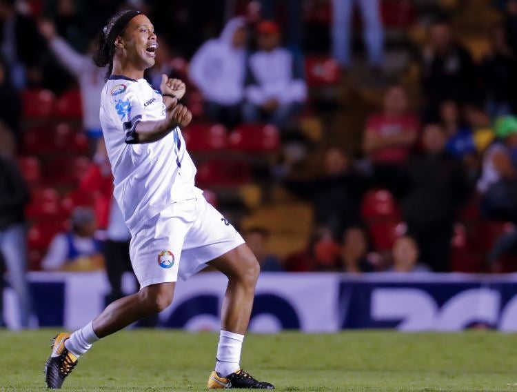 Ronaldinho en festejo de gol