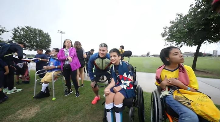 Nico Castillo en convivencia con los niños del CRIT de San Antonio