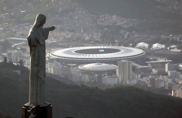 Estadio de Maracaná detrás de la estatua de Cristo Redentor