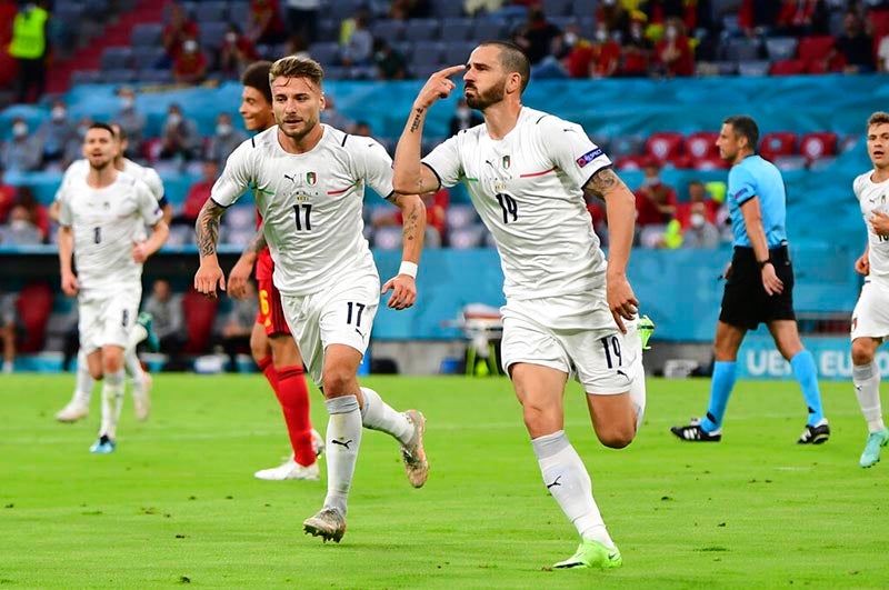 Leonardo Bonucci durante un duelo con Italia  