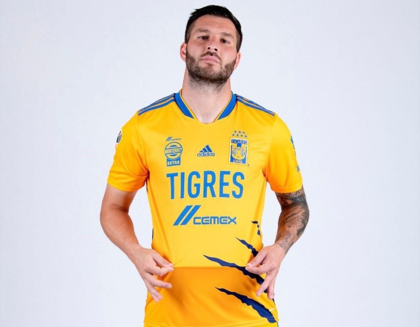 André-Pierre Gignac luciendo el nuevo uniforme de Tigres