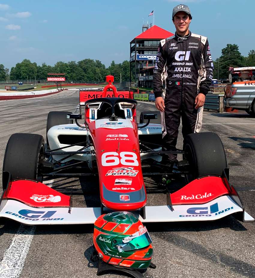 Salvador de Alba con el auto de Indy Lights