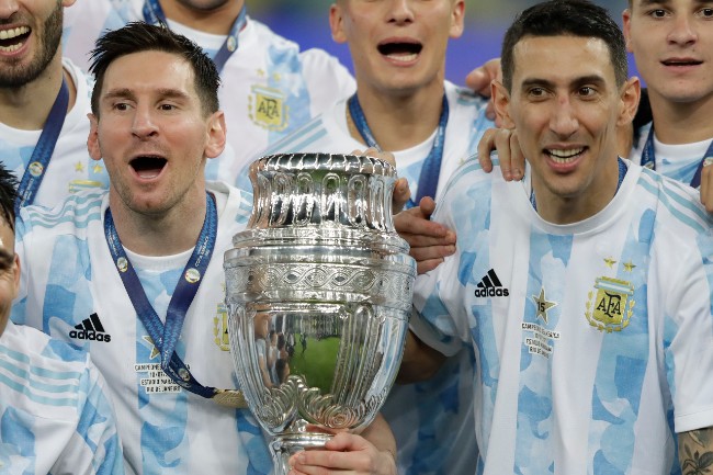 Messi y Di María posan con la copa