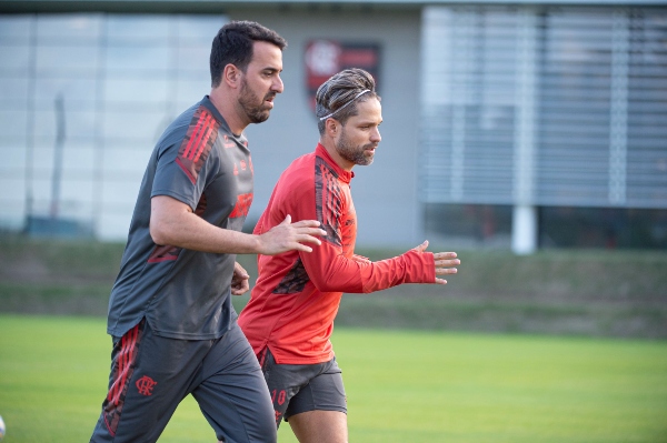 Maurício Souza y el jugador Diego Ribas durante entrenamiento