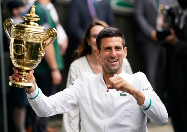 Novak Djokovic alza su trofeo en Wimbledon