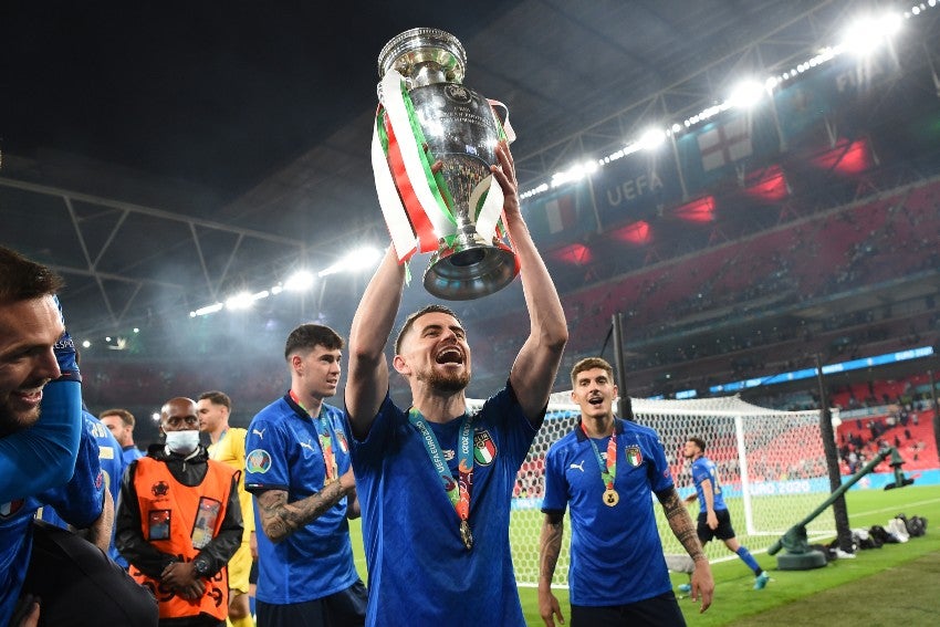 Jorginho levantando la Eurocopa