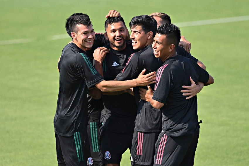 Lozano, Corona, Gutiérrez y Efraín Álvarez en un entrenamiento de México