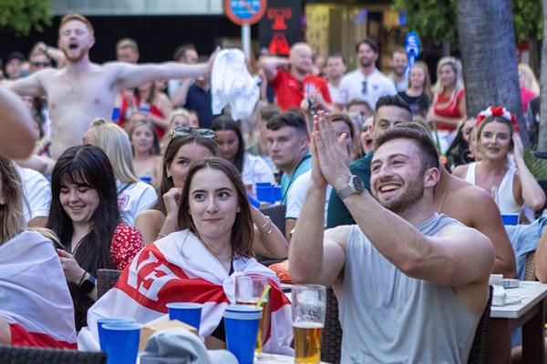 Afición inglesa sigue en unas pantallas la Final de la Euro