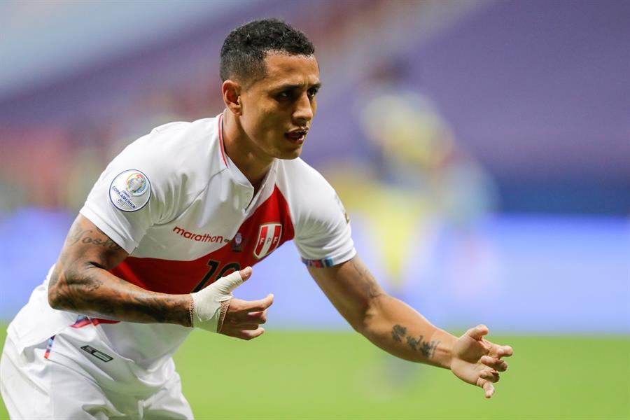 Yoshimar Yotún durante un partido con Perú