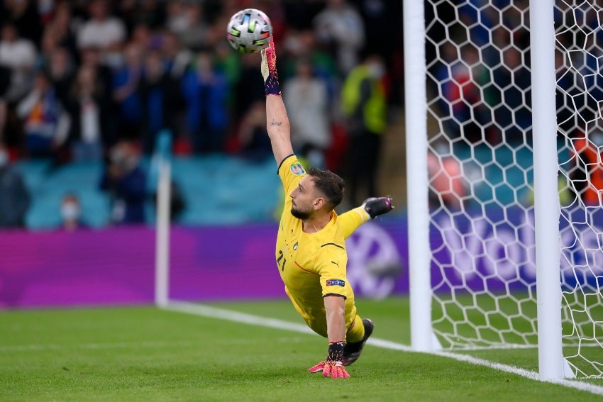 Gianluigi Donnarumma atajando un penalti ante España