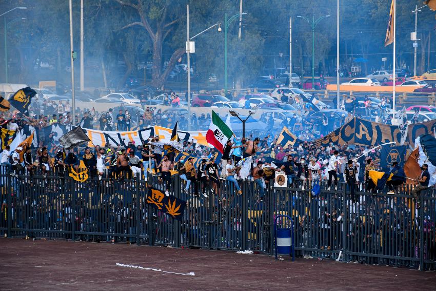 Aficionados de Pumas a las afueras del Estadio Olímpico Universitario