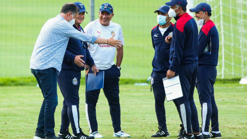 Ricardo Peláez y el cuerpo técnico de Chivas