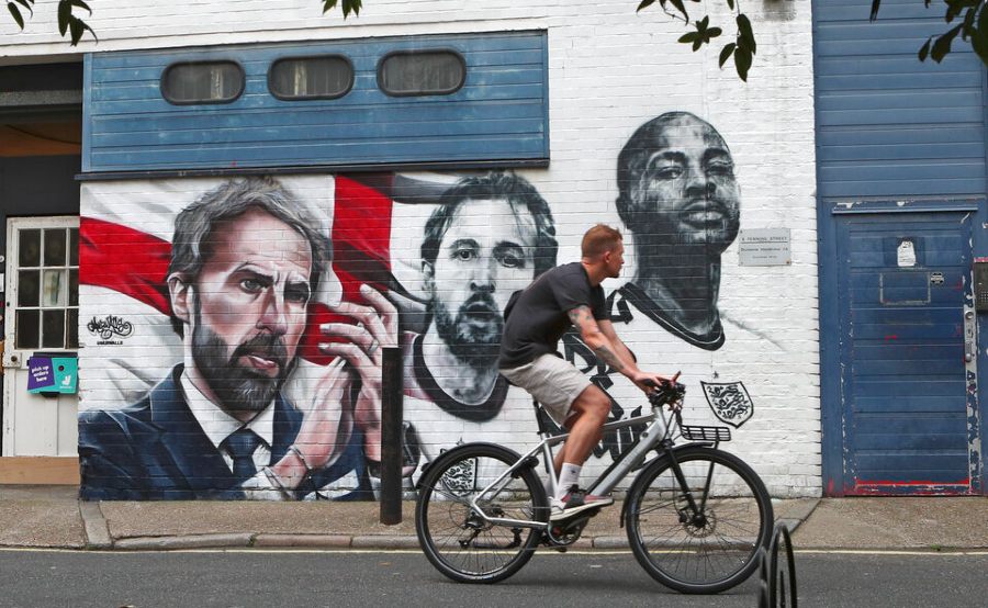 Mural con los rostros de Gareth Southgate, Harry Kane y Raheem Sterling en Londres