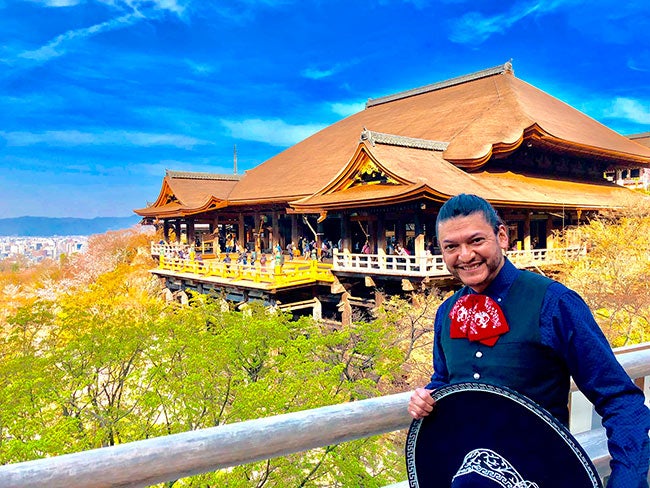 Alejandro, en un viaje a Kyoto