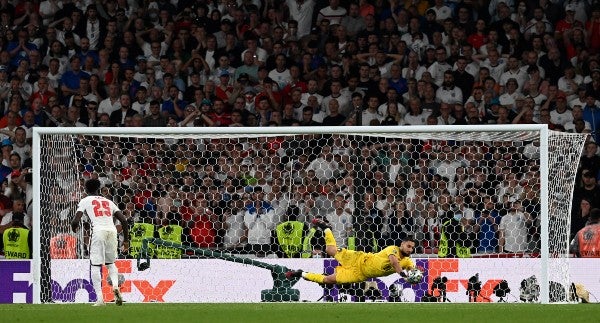 Gianluigi Donnarumma ataja el penal de Buyako Saka en la Final de la Eurocopa 2020