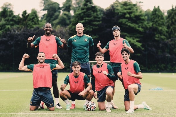 Raúl Jiménez posa junto a sus compañeros en entrenamiento de los Wolves