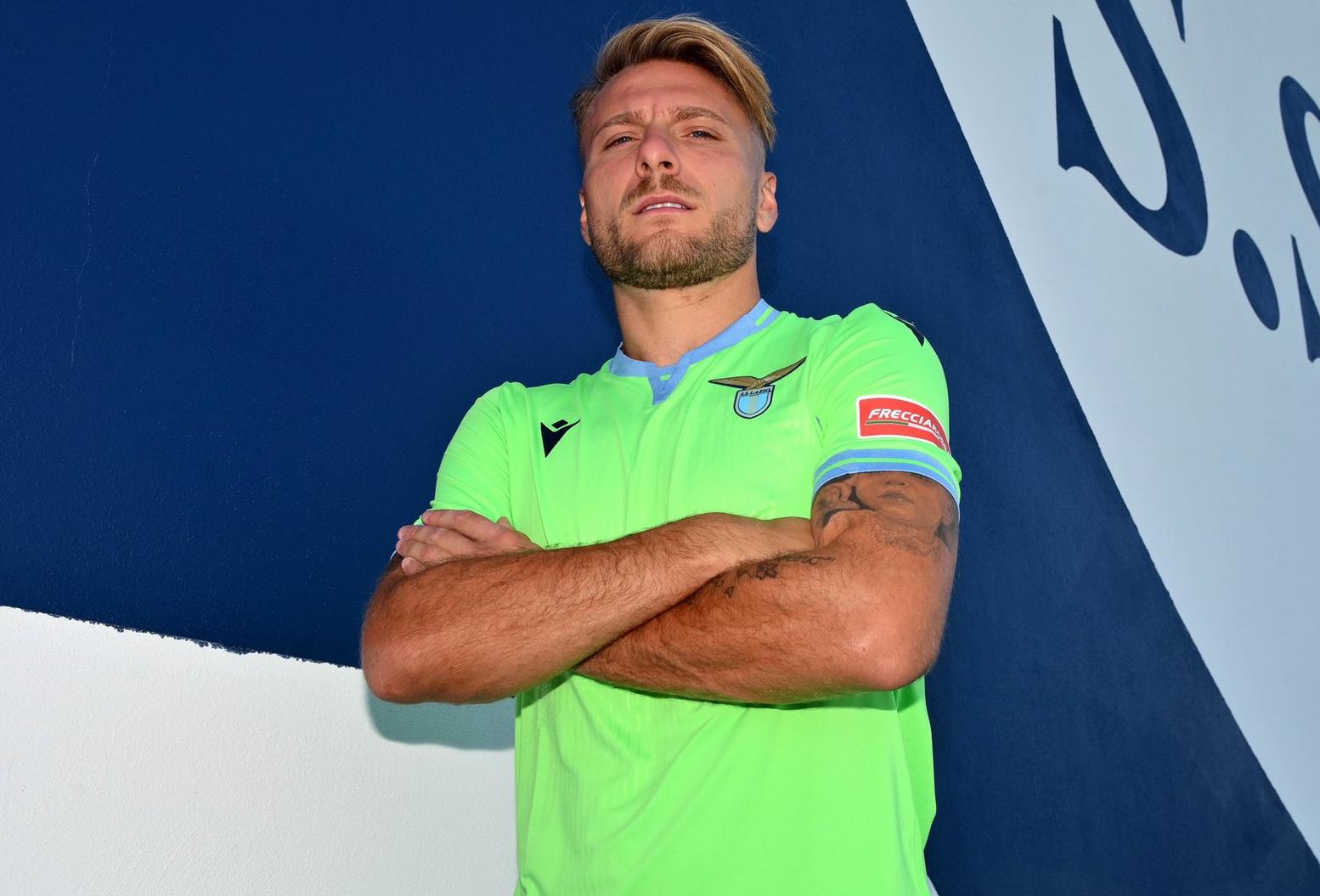 Ciro Immobile luciendo el jersey de la Lazio