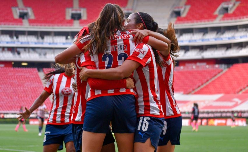 Chivas femenil en festejo de gol